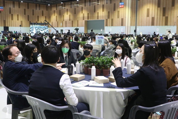 울산전시컨벤션센터(UECO) 소그룹 원탁 토론 — 학생·학부모·교직원·시민이 한 테이블에 앉았습니다.